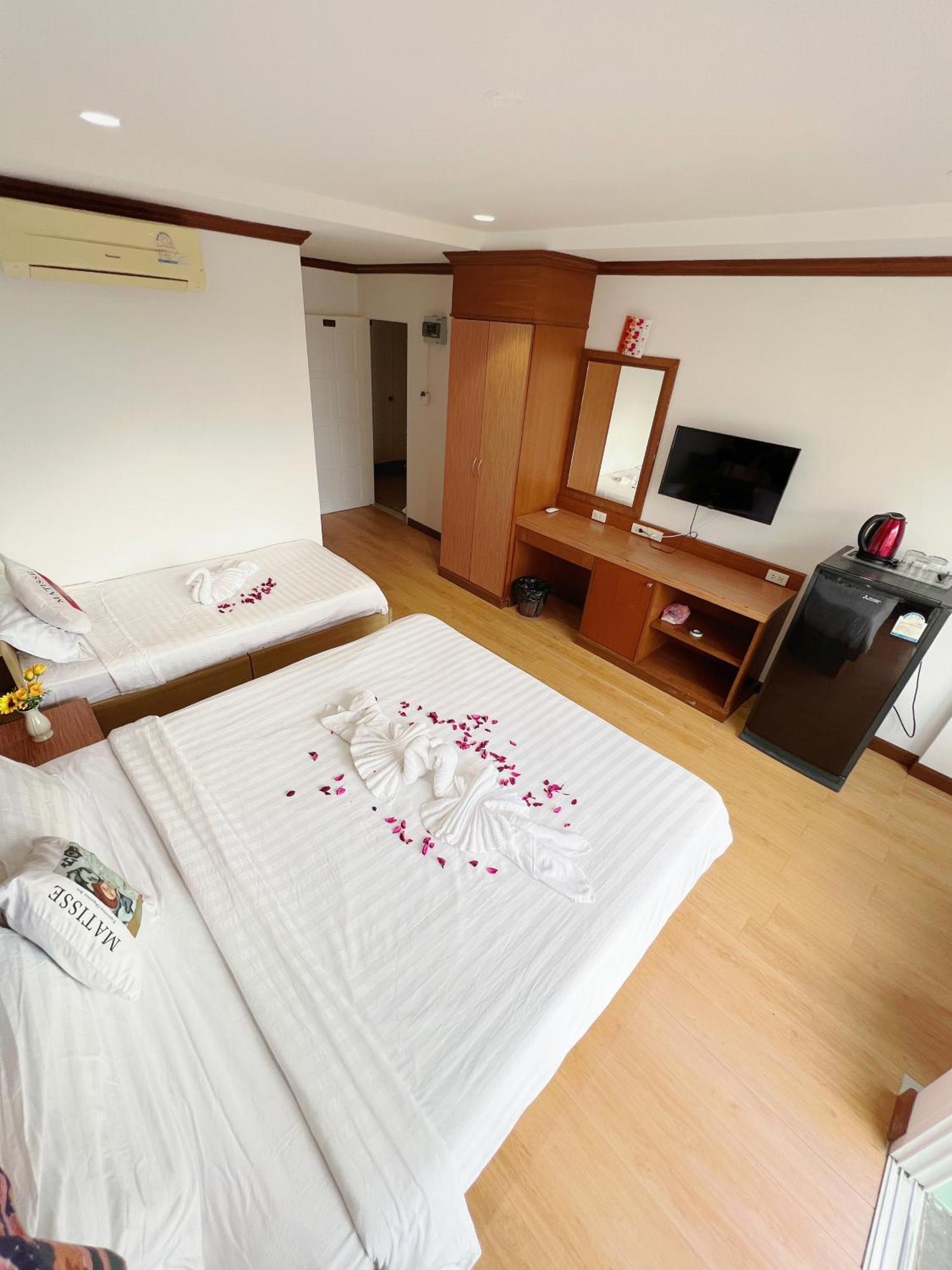 Lanting Hotel Patong Bagian luar foto