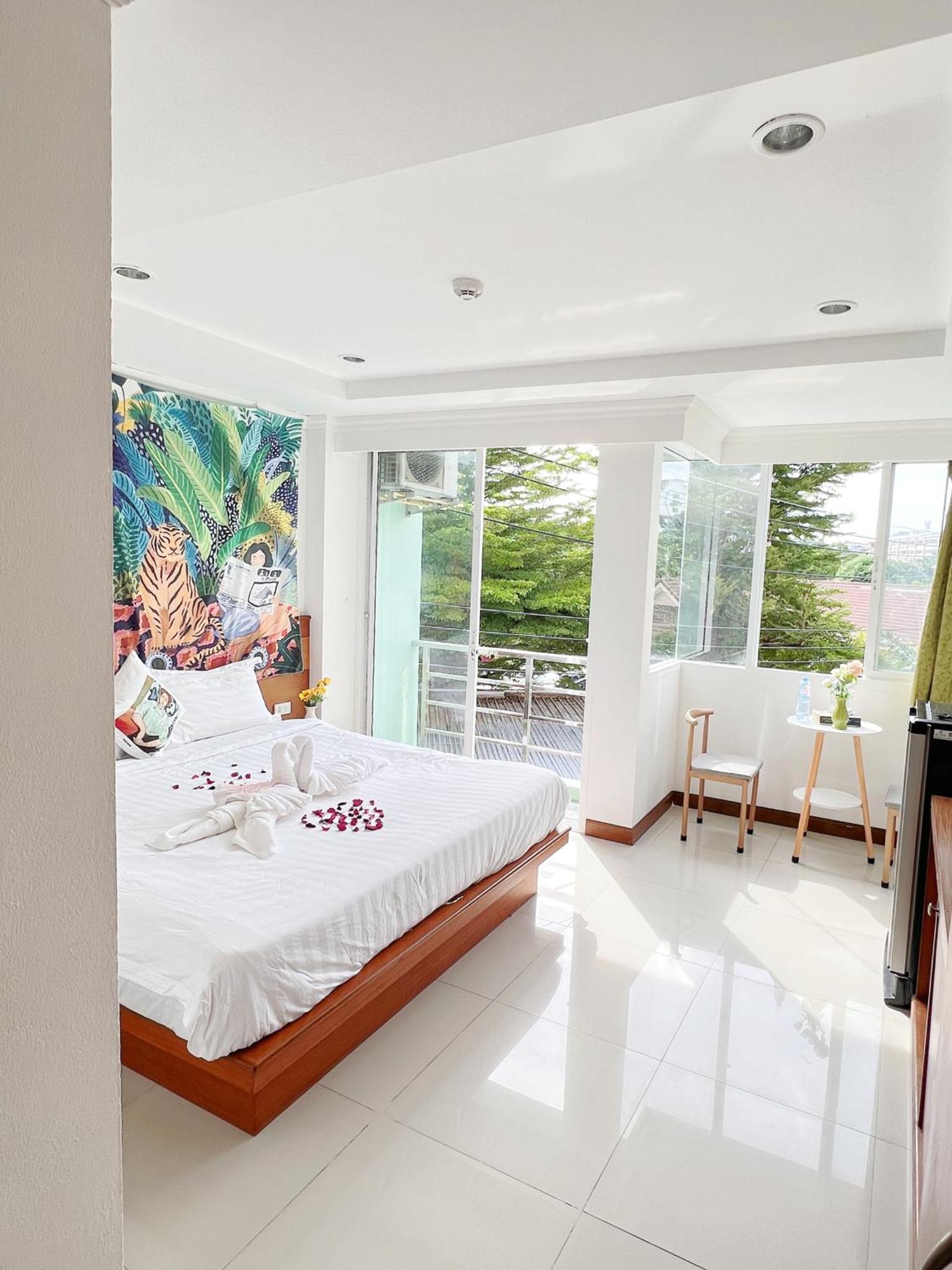 Lanting Hotel Patong Bagian luar foto