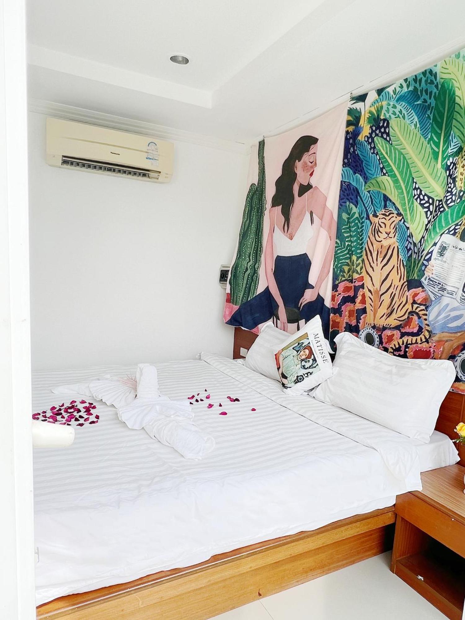 Lanting Hotel Patong Bagian luar foto