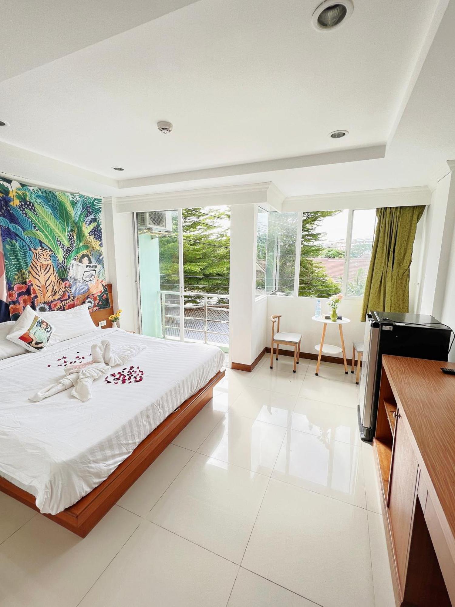 Lanting Hotel Patong Bagian luar foto